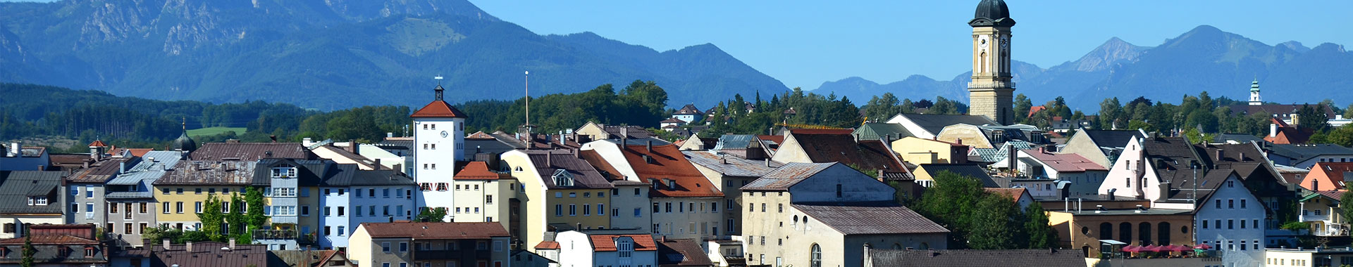 Blick über Traunstein mit Chiemgauer Alpen